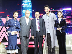 新望董事長羅永輝與著名歌星劉尊老師、汪正正老師、郭津彤老師、主持人雅琪在北京電視臺錄制節目現場親切合影